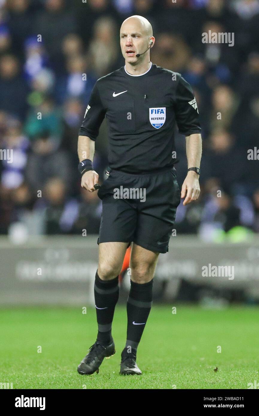 Wigan, Royaume-Uni. 08 janvier 2024. L'arbitre Anthony Taylor en action lors du match du 3e tour de Wigan Athletic FC contre Manchester United FC Emirates FA Cup au DW Stadium, Wigan, Angleterre, Royaume-Uni le 8 janvier 2024 Credit : Every second Media/Alamy Live News Banque D'Images