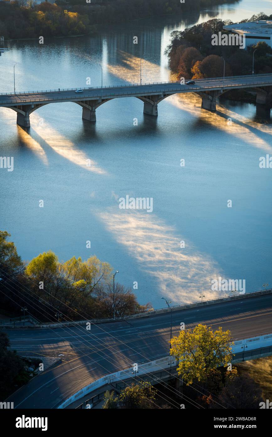 Brume s'élevant sur Ladybird Lake avec Congress Street Bridge à Austin, Texas. Banque D'Images