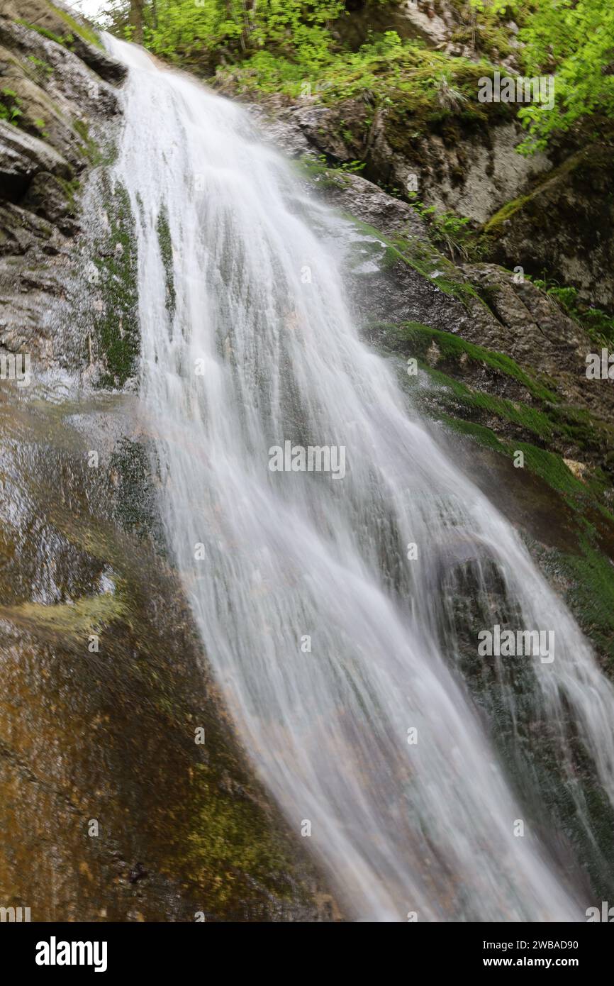 Vue sur une cascade dans le département de la haute-Savoie Banque D'Images