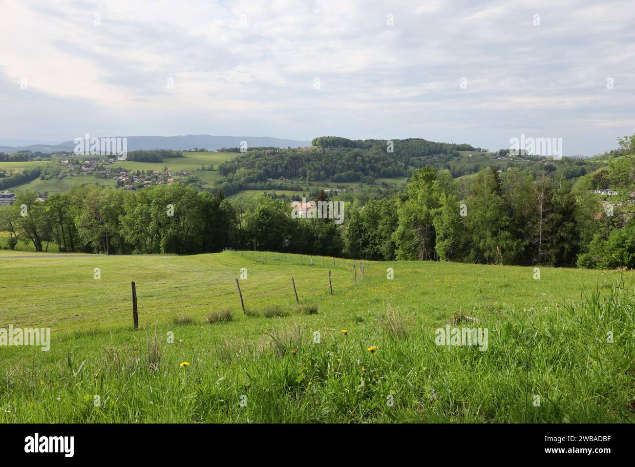 Vue sur une vallée en haute-Savoie Banque D'Images