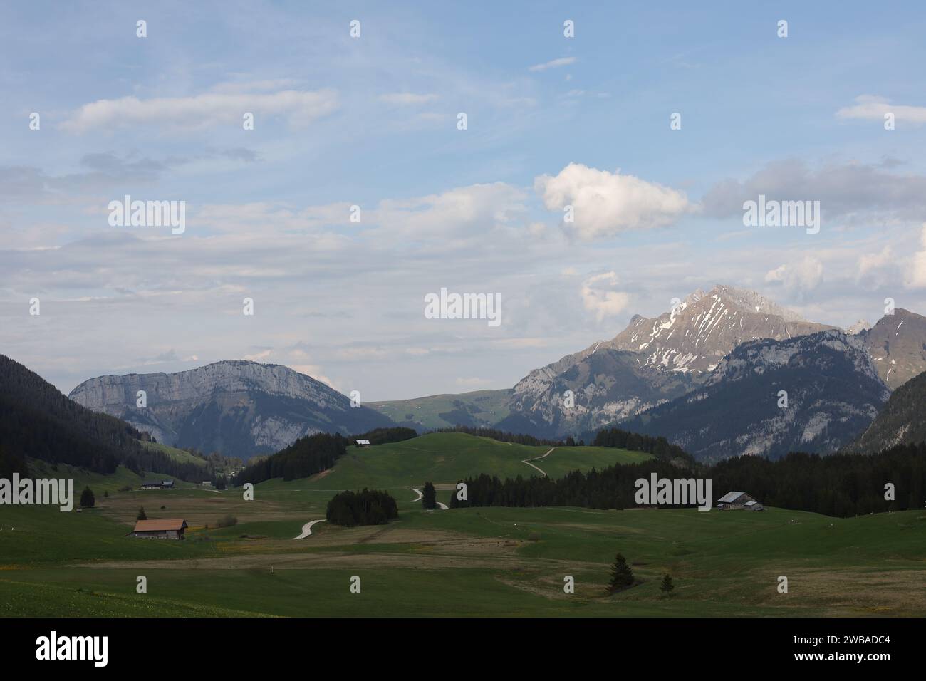 Vue sur une vallée en haute-Savoie Banque D'Images