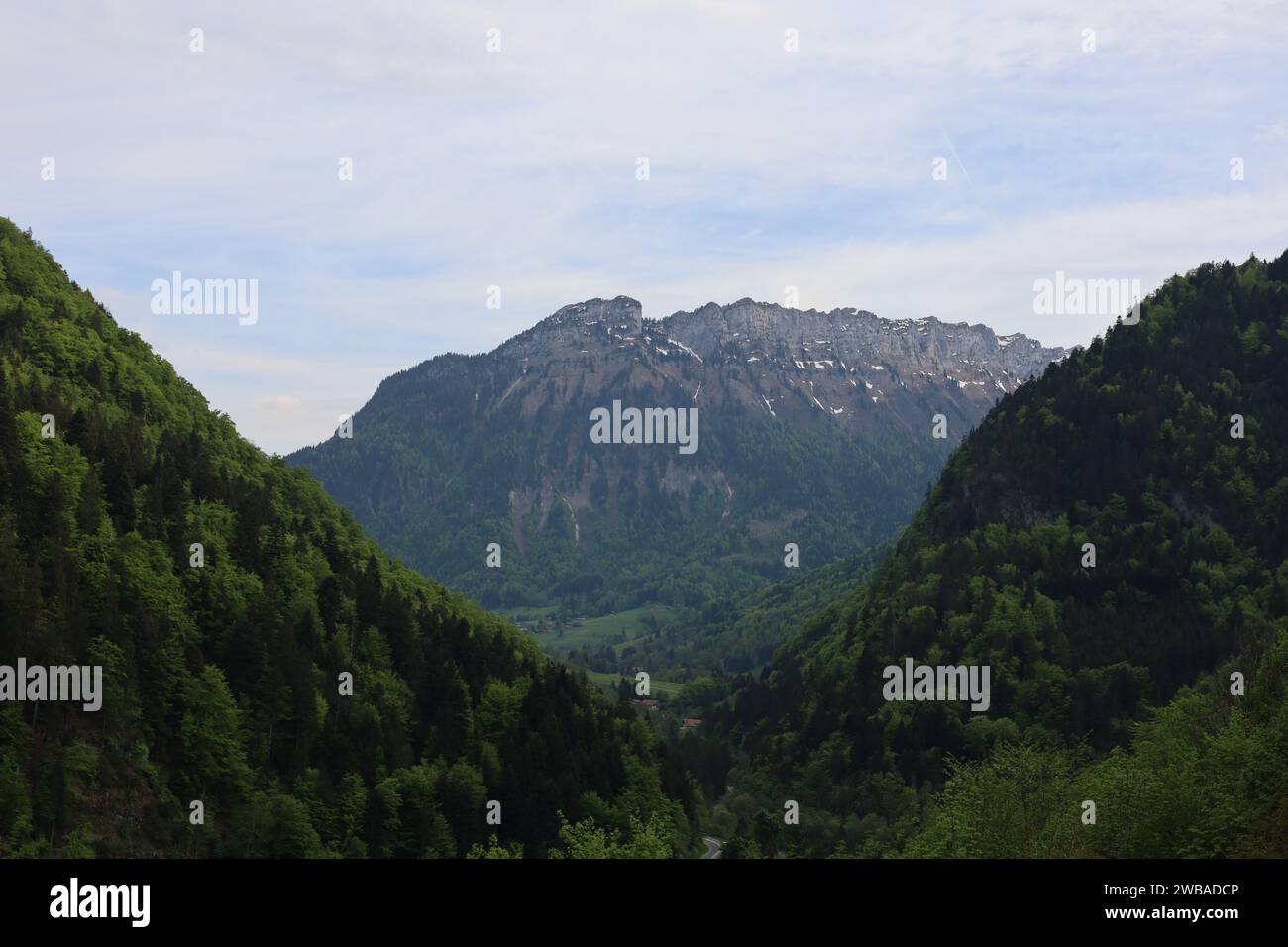 Vue sur une vallée en haute-Savoie Banque D'Images