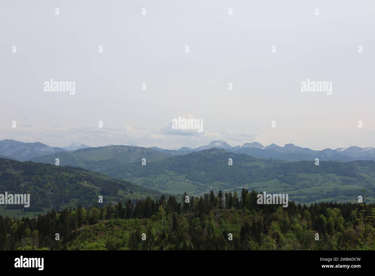 Vue sur une vallée en haute-Savoie Banque D'Images