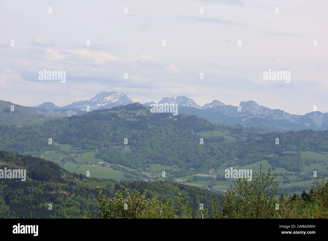 Vue sur une vallée en haute-Savoie Banque D'Images