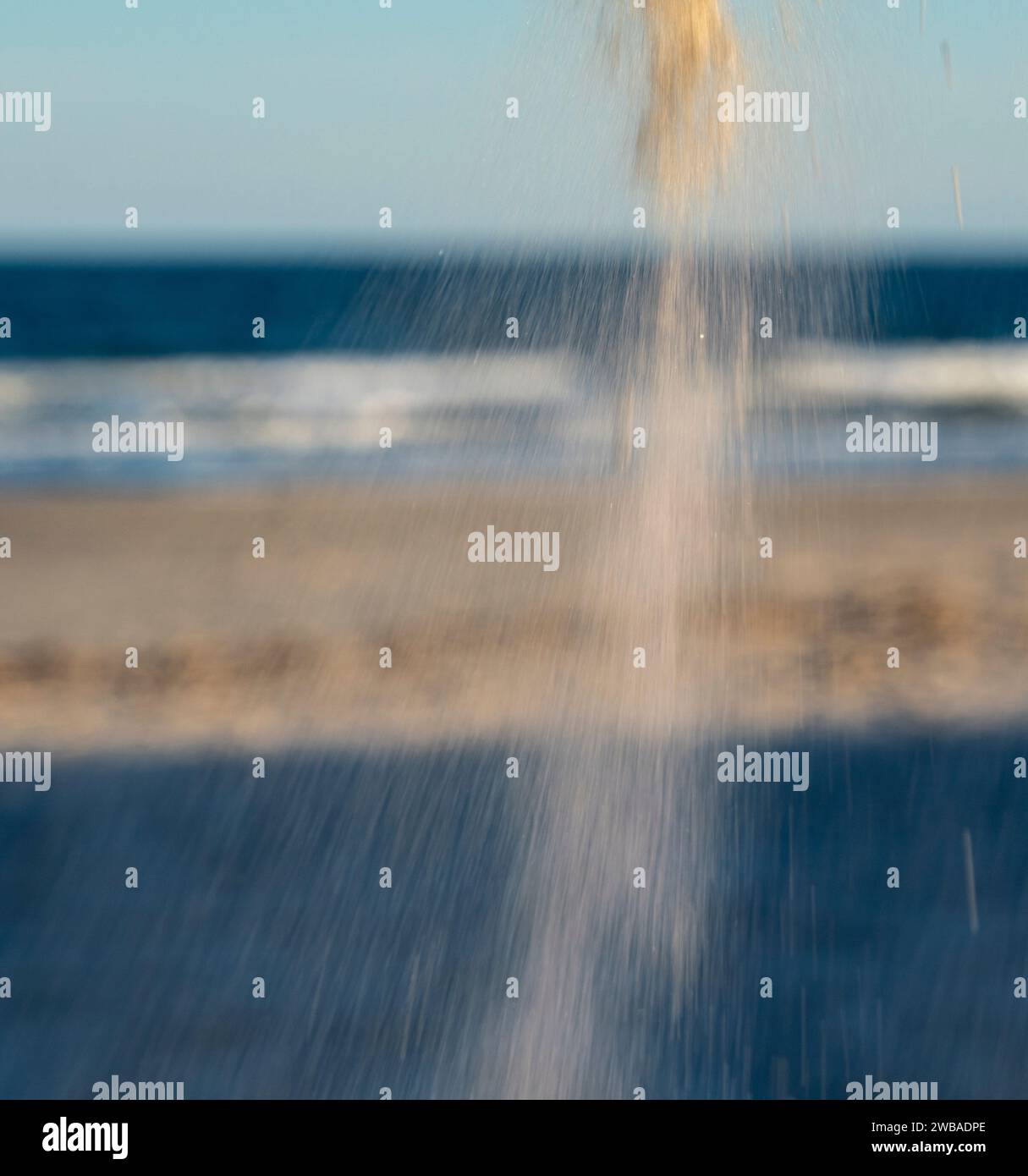 Cascade de sable de Hand sur Padre Island près de Malaquite, Texas. Banque D'Images