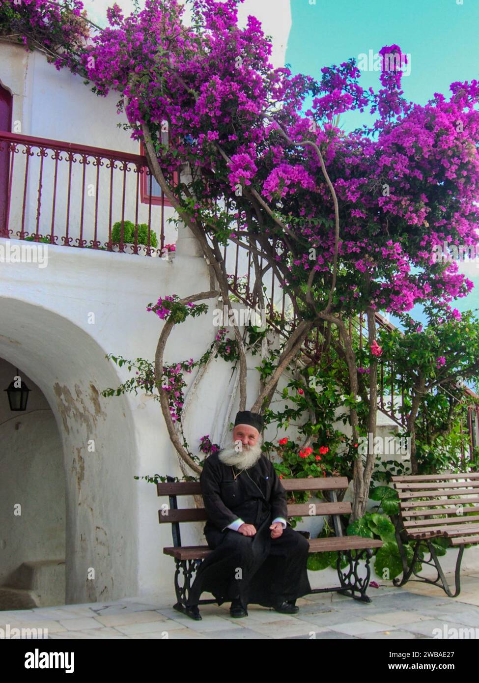 Portrait de moine avec un grand sourire sur son visage dans la cour du monastère de Panagia Tourliani à Ano Mera, Mykonos, Cyclades, Grèce Banque D'Images