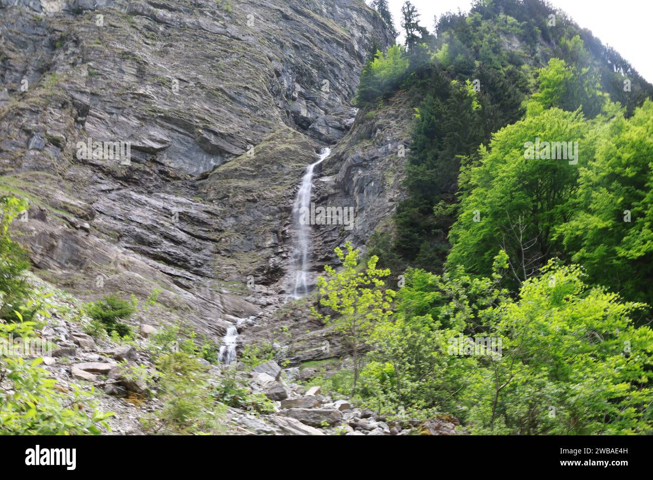 Vue sur une cascade dans le département de la haute-Savoie Banque D'Images