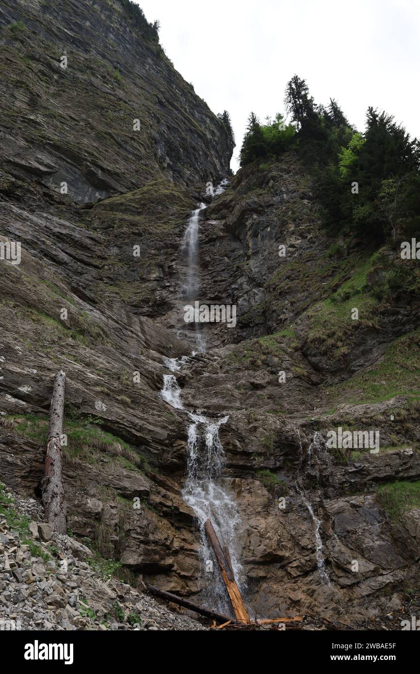 Vue sur une cascade dans le département de la haute-Savoie Banque D'Images