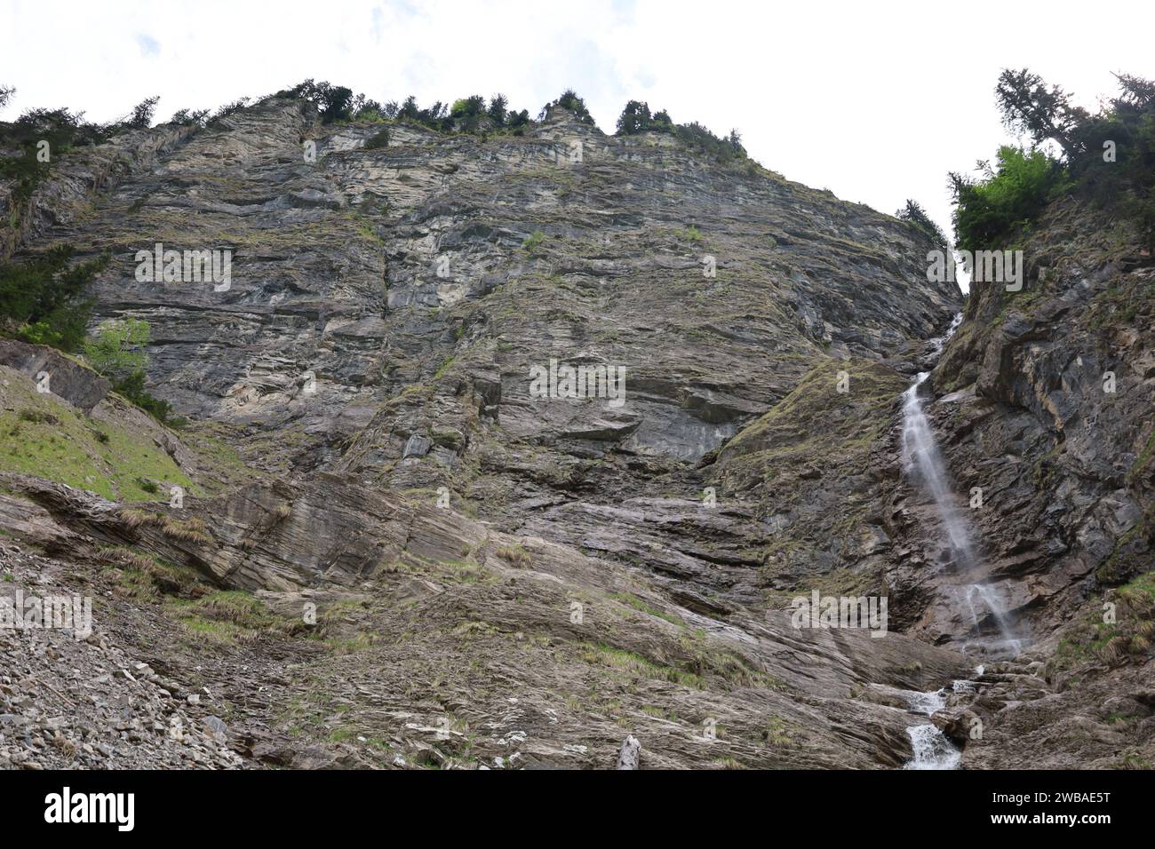 Vue sur une cascade dans le département de la haute-Savoie Banque D'Images