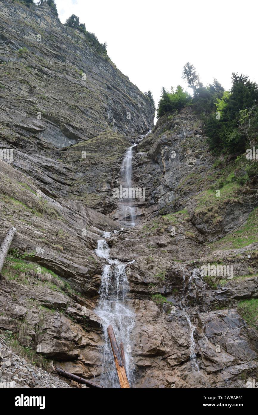 Vue sur une cascade dans le département de la haute-Savoie Banque D'Images