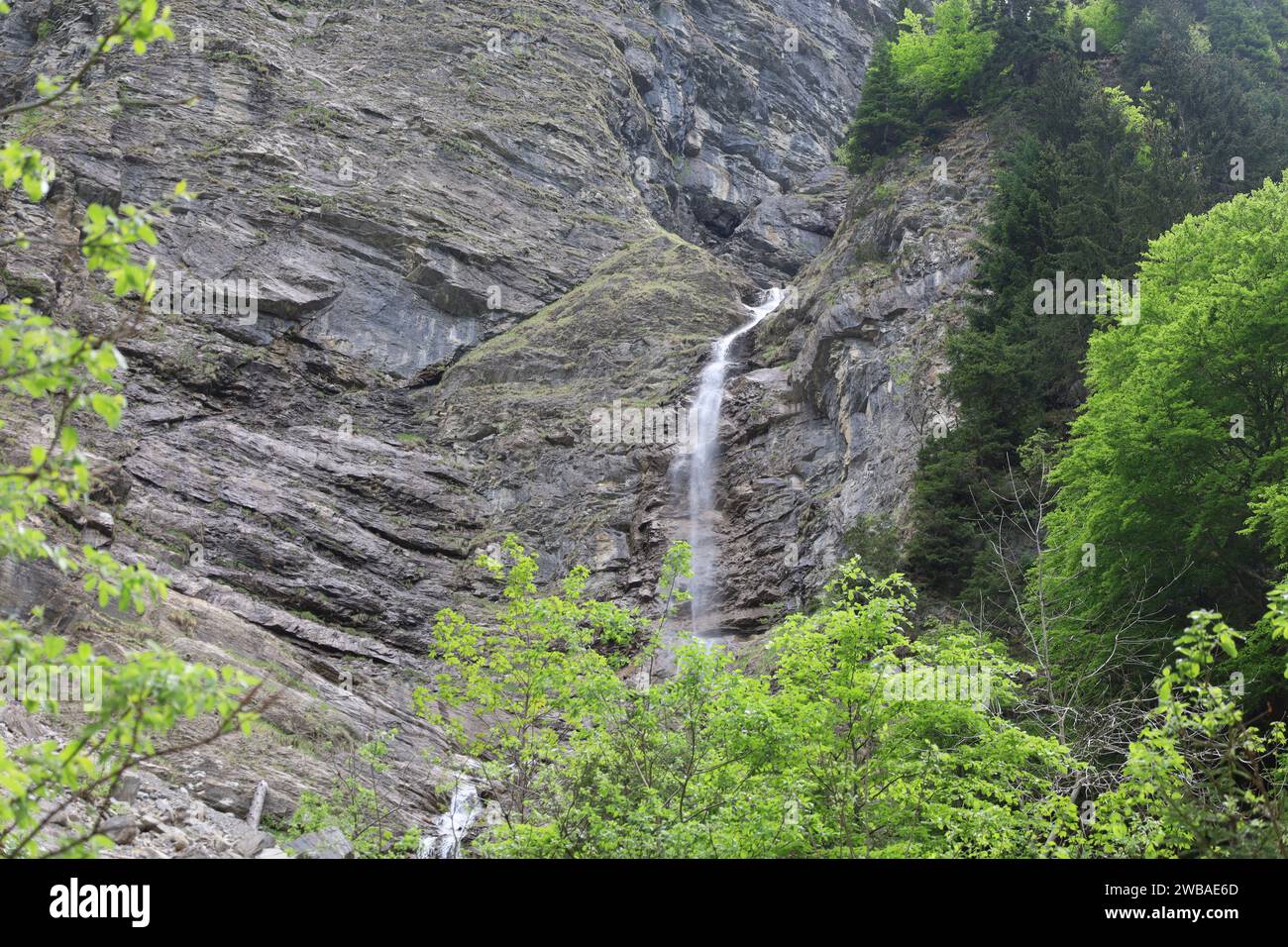 Vue sur une cascade dans le département de la haute-Savoie Banque D'Images