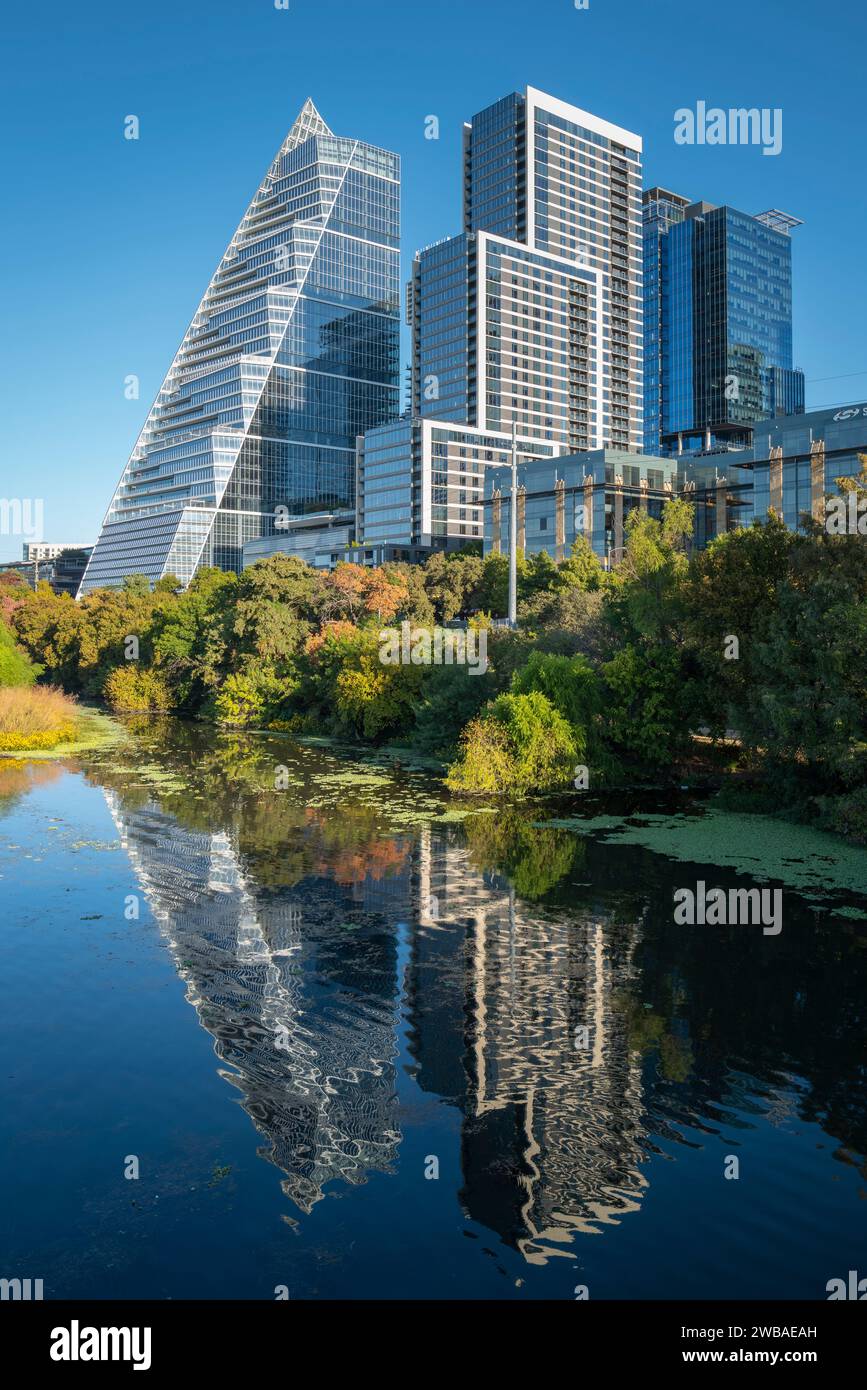 Centre-ville d'Austin Texas avec Google Building (à gauche) et Northshore Luxury Apartments (à droite) sur Ladybird Lake. Banque D'Images