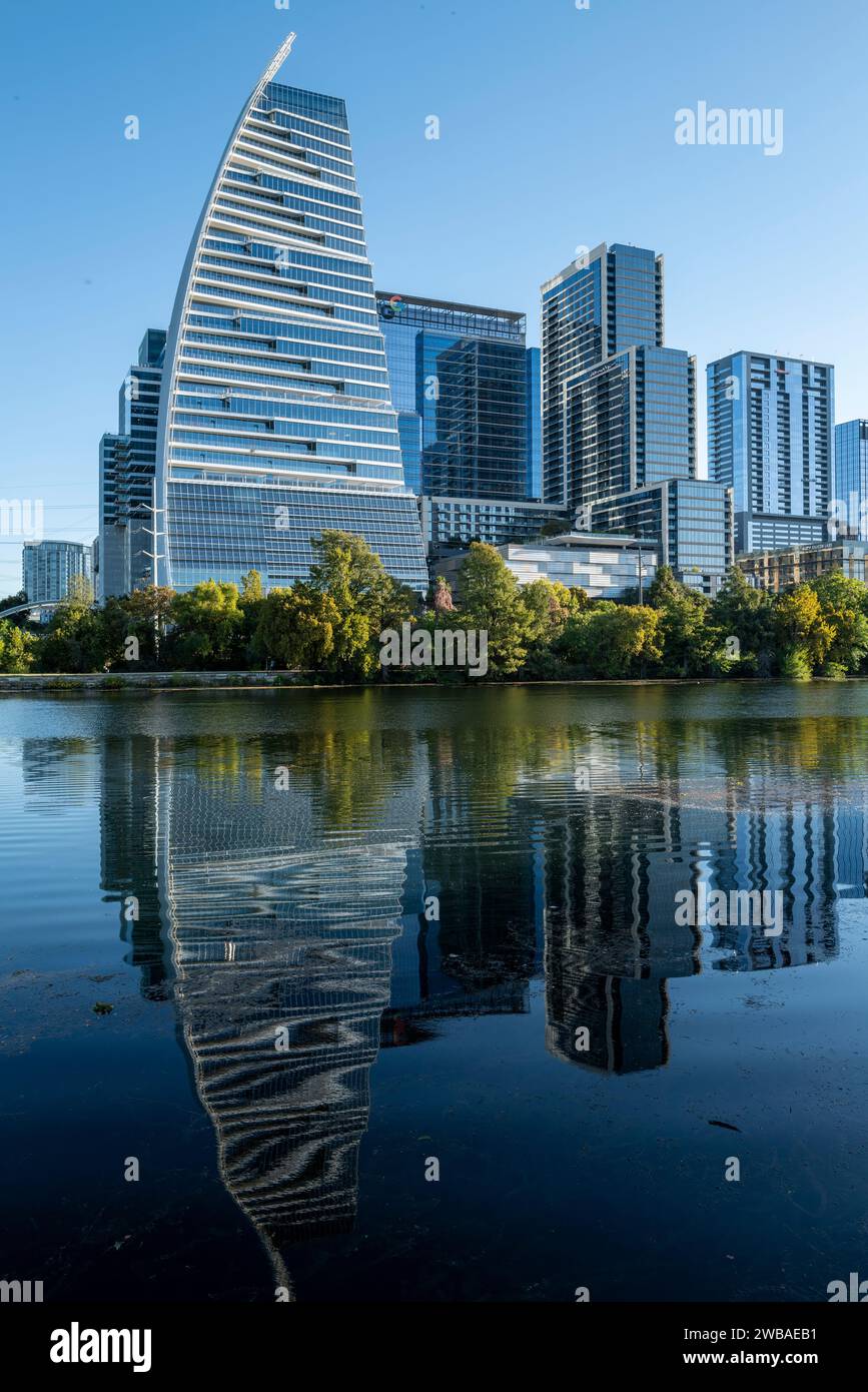 Centre-ville d'Austin Texas avec Google Building (à gauche) et Northshore Luxury Apartments (à droite) sur Ladybird Lake. Banque D'Images