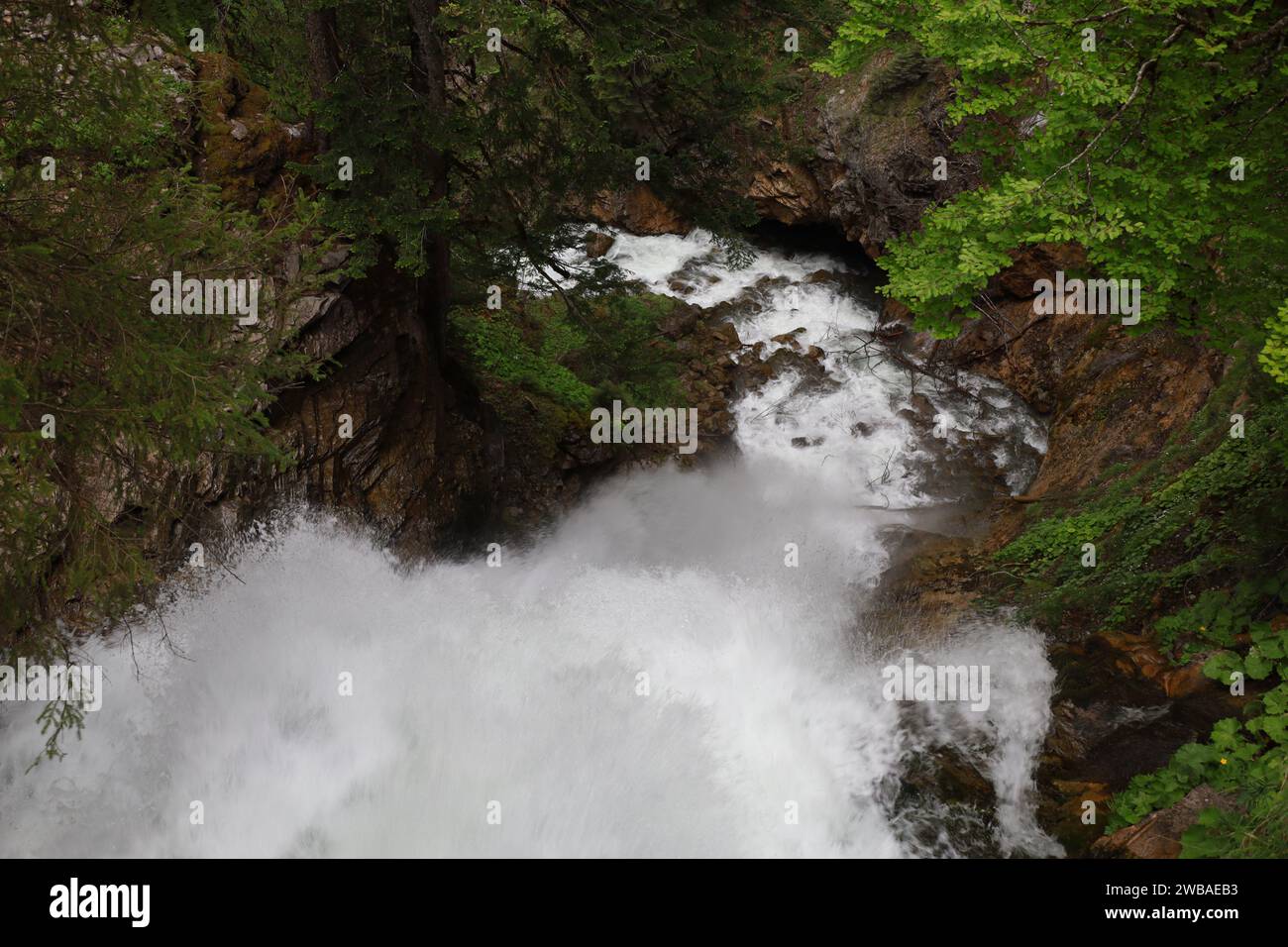 Vue sur une cascade dans le département de la haute-Savoie Banque D'Images