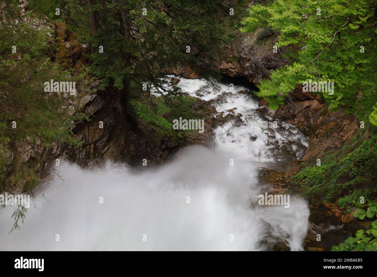 Vue sur une cascade dans le département de la haute-Savoie Banque D'Images