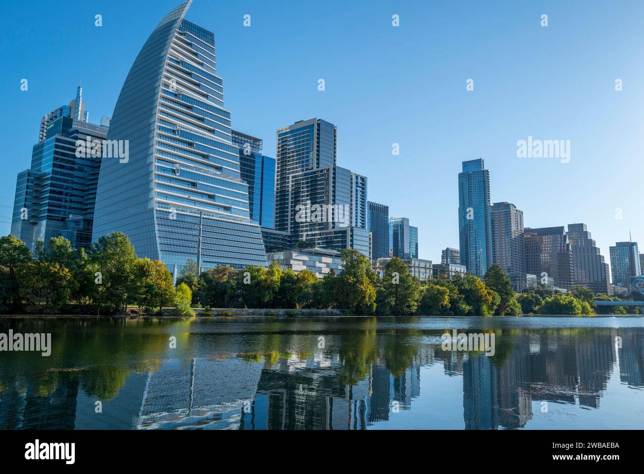Centre-ville d'Austin Texas avec Google Building (à gauche) et Northshore Luxury Apartments (au centre) sur Ladybird Lake. Banque D'Images