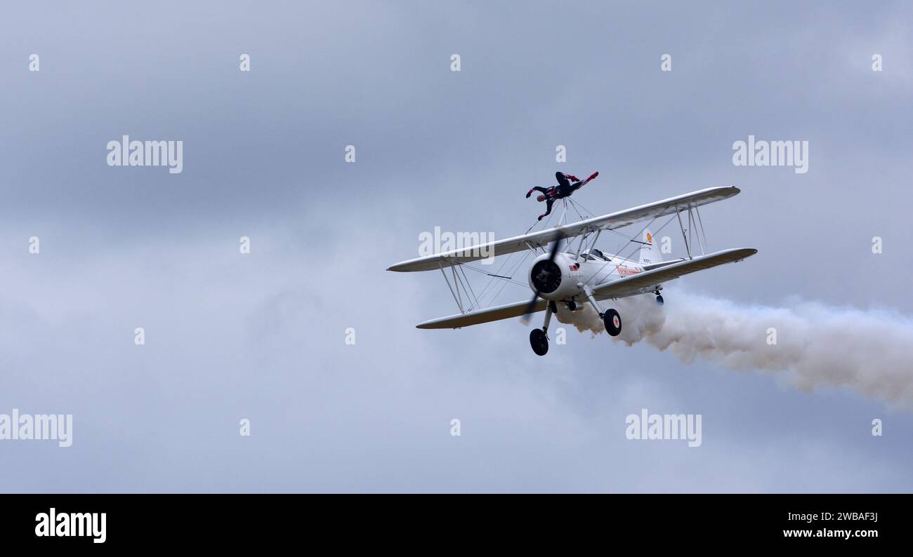 Aerosuperbatics aile marche avion d'équipe en vol. Banque D'Images