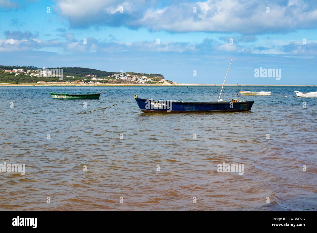 Bateaux amarrés sur Obidos Lagoon Silver Coast Portugal Banque D'Images