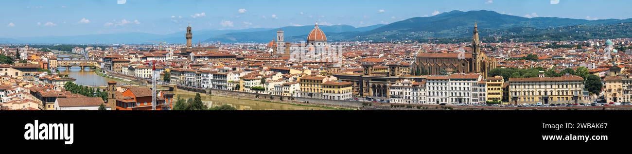 Florence avec Santa Maria del Fiore avec l'immense dôme de Brunelleschi, la Tour du clocher de Giotto, la Basilique de Santa Croce, le Ponte Vecchio, le Palazzo Vecchio. Banque D'Images