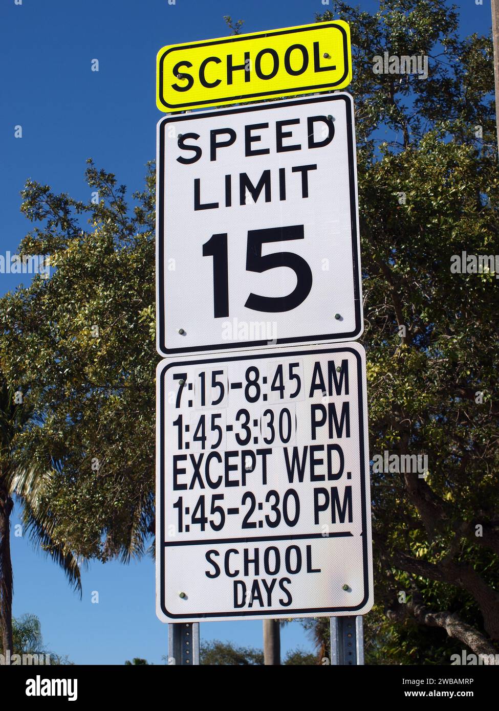 Panneau de limite de vitesse de la zone scolaire à Miami, Floride (limite de vitesse : 15 miles par heure). Banque D'Images