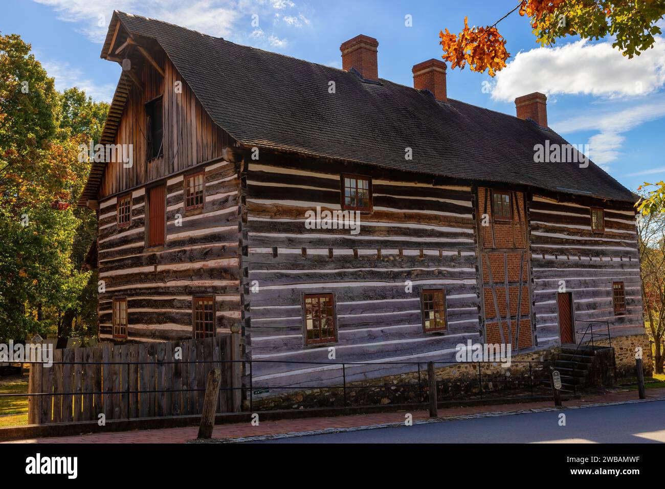 Old Salem, Caroline du Nord, États-Unis - 26 octobre 2023 : Maison des frères et propriété construite en 1771 et un ajout de briques construit en 1786. La vieille grange qui wa Banque D'Images