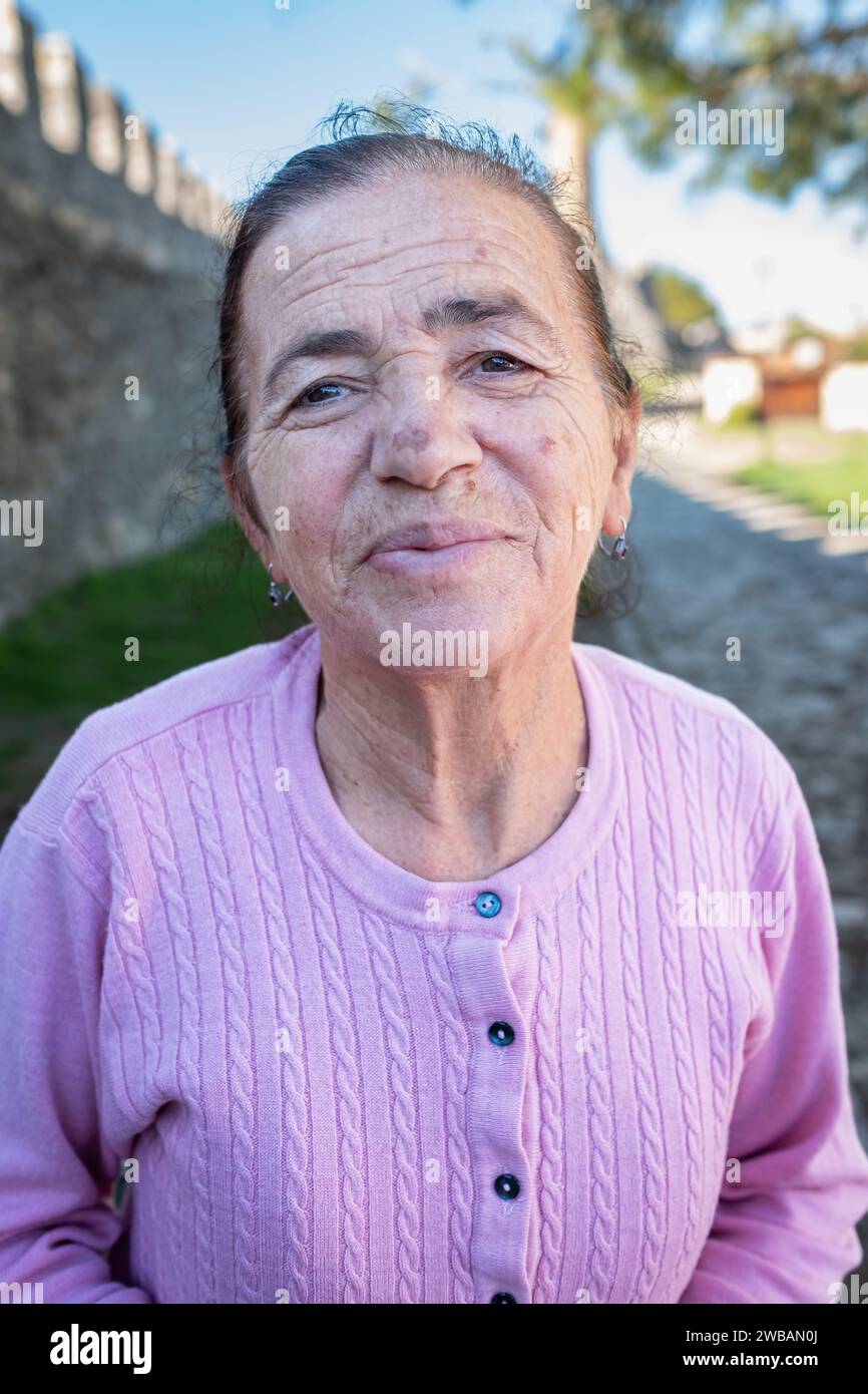 Femme âgée albanaise à Berat, Albanie. De vraies personnes dans la rue. Beau portrait d'une vieille femme. Novembre 9,2023 Banque D'Images