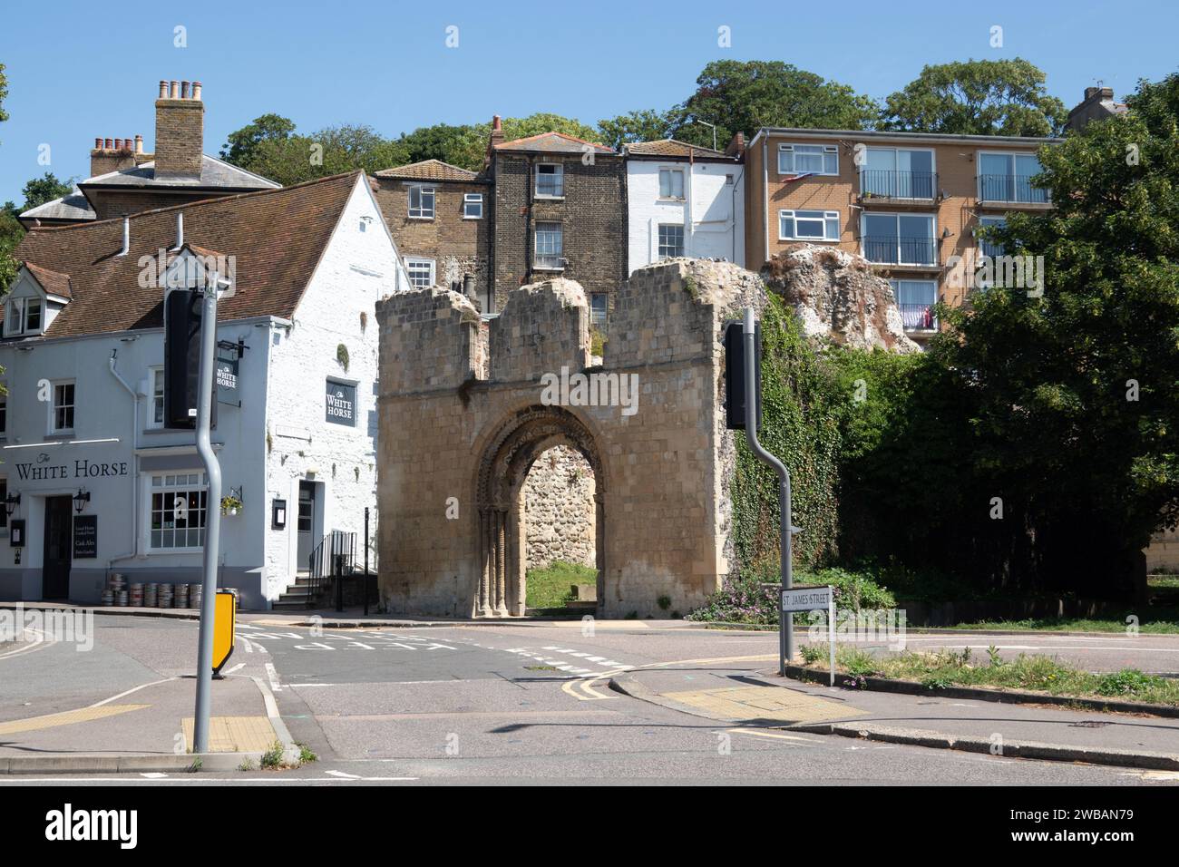 Ancienne arcade en pierre dans St James Street Dover Kent Angleterre Banque D'Images