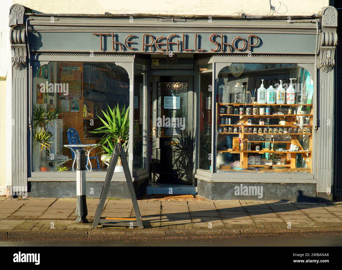 The Refill Shop un magasin de St Neots sans déchets, sans plastique, de produits alimentaires entiers, d'ingrédients et de produits domestiques.Avant du magasin à l'ancienne. Banque D'Images