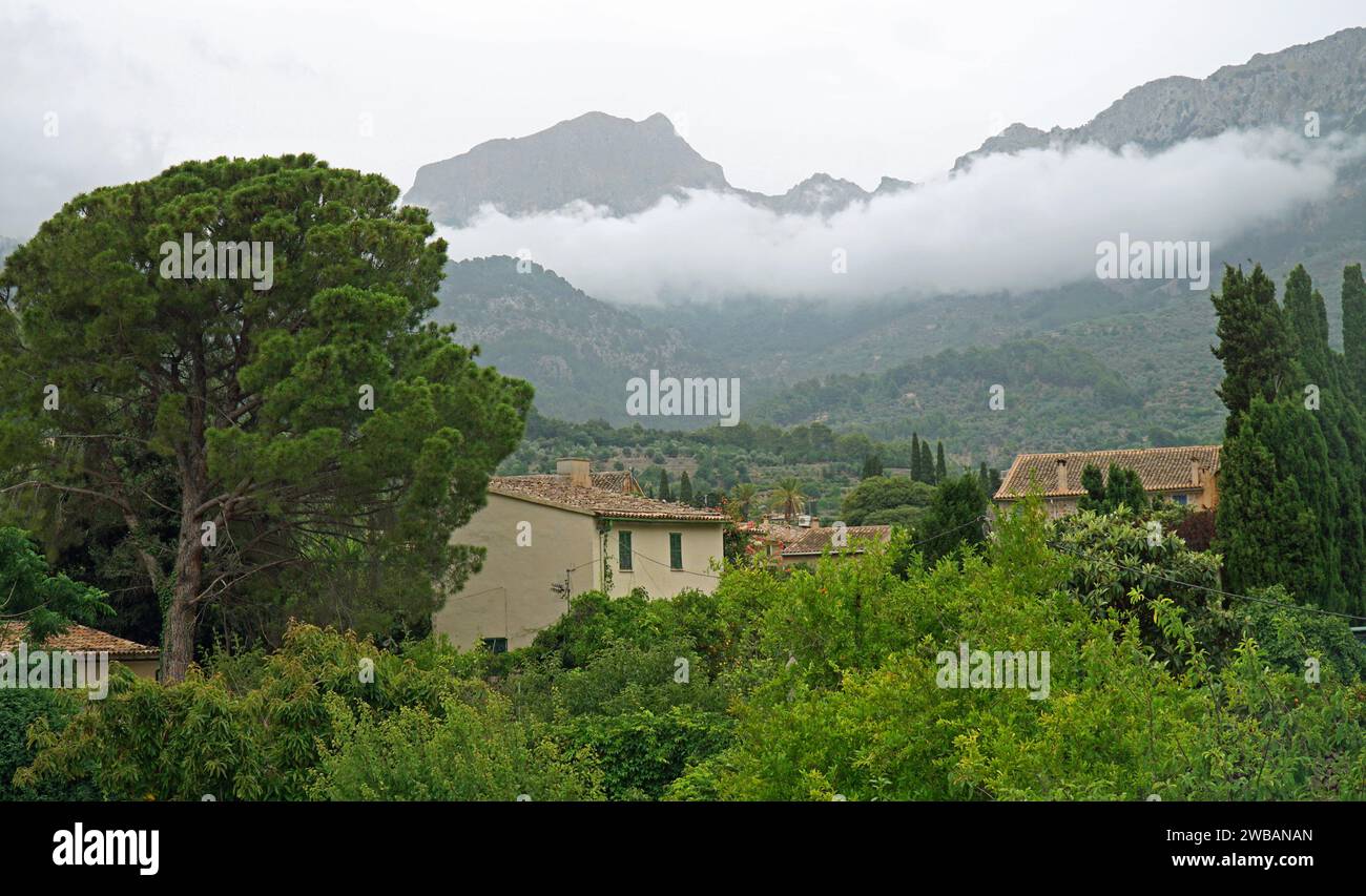 Vue sur Soller Mallorca avec des nuages bas en face des montagnes Tramuntana Banque D'Images