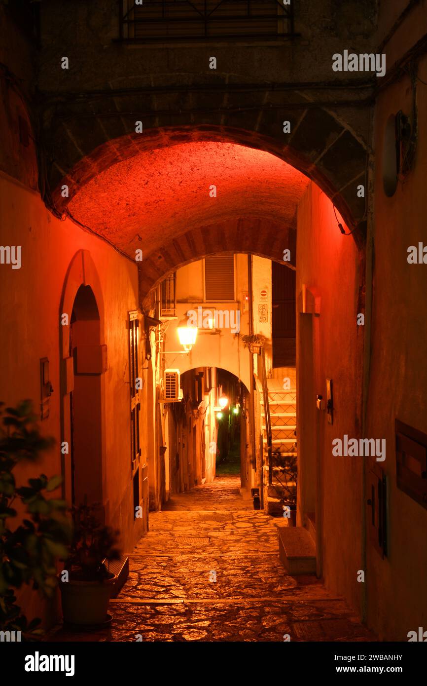 Une rue étroite d'un village médiéval dans la province de Caserte. Banque D'Images