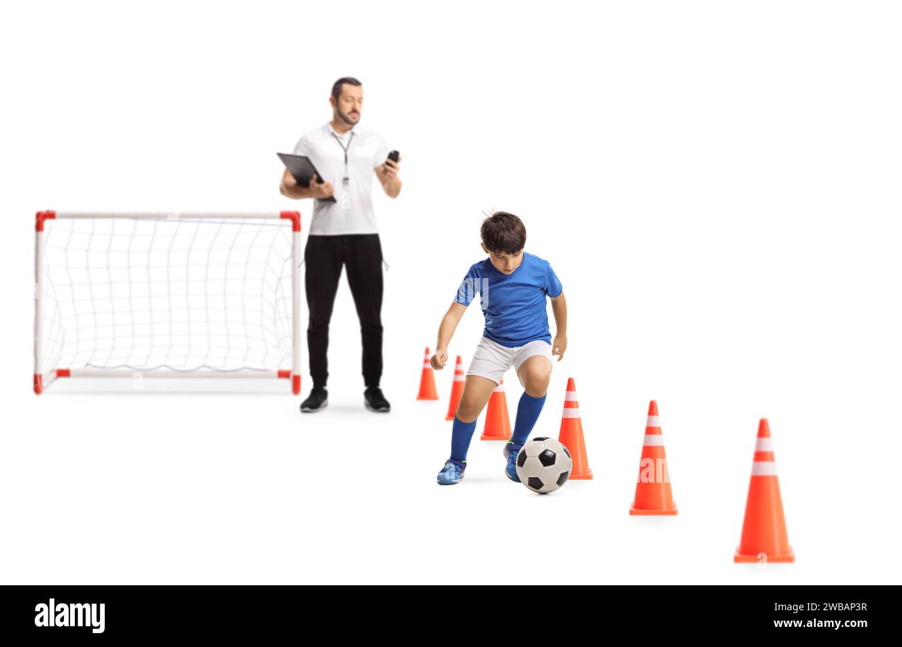 Entraîneur de football mesurant le temps et l'entraînement des garçons avec une balle entre les cônes isolé sur fond blanc Banque D'Images