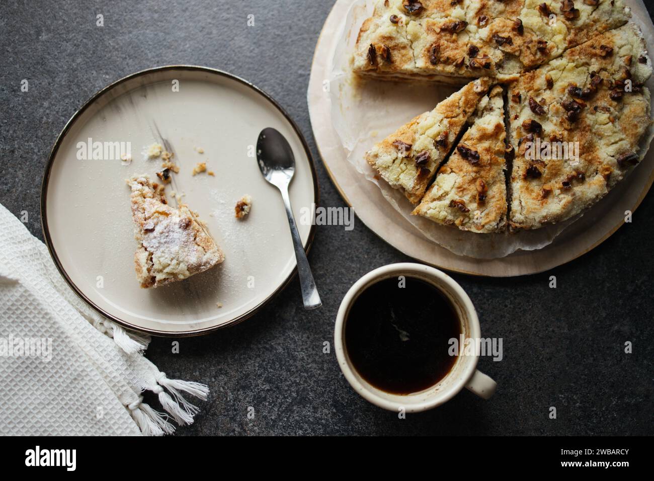 Vue de dessus de morceau de tarte mordu sur l'assiette, tarte entière et tasse de café noir Banque D'Images