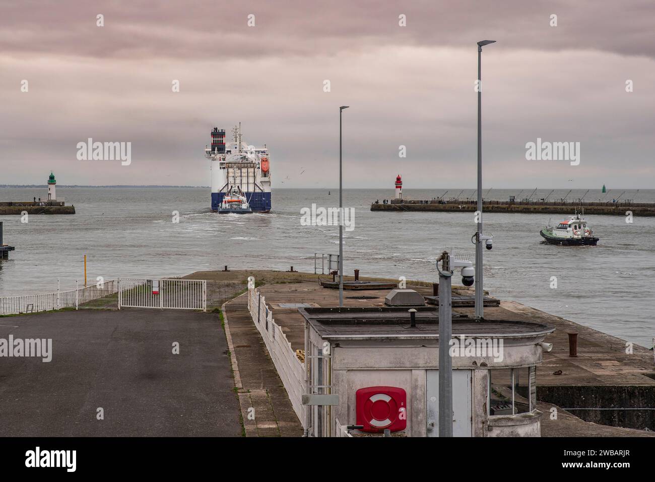 Gros cargo roulier quittant le port de Saint-Nazaire en Bretagne, France Banque D'Images