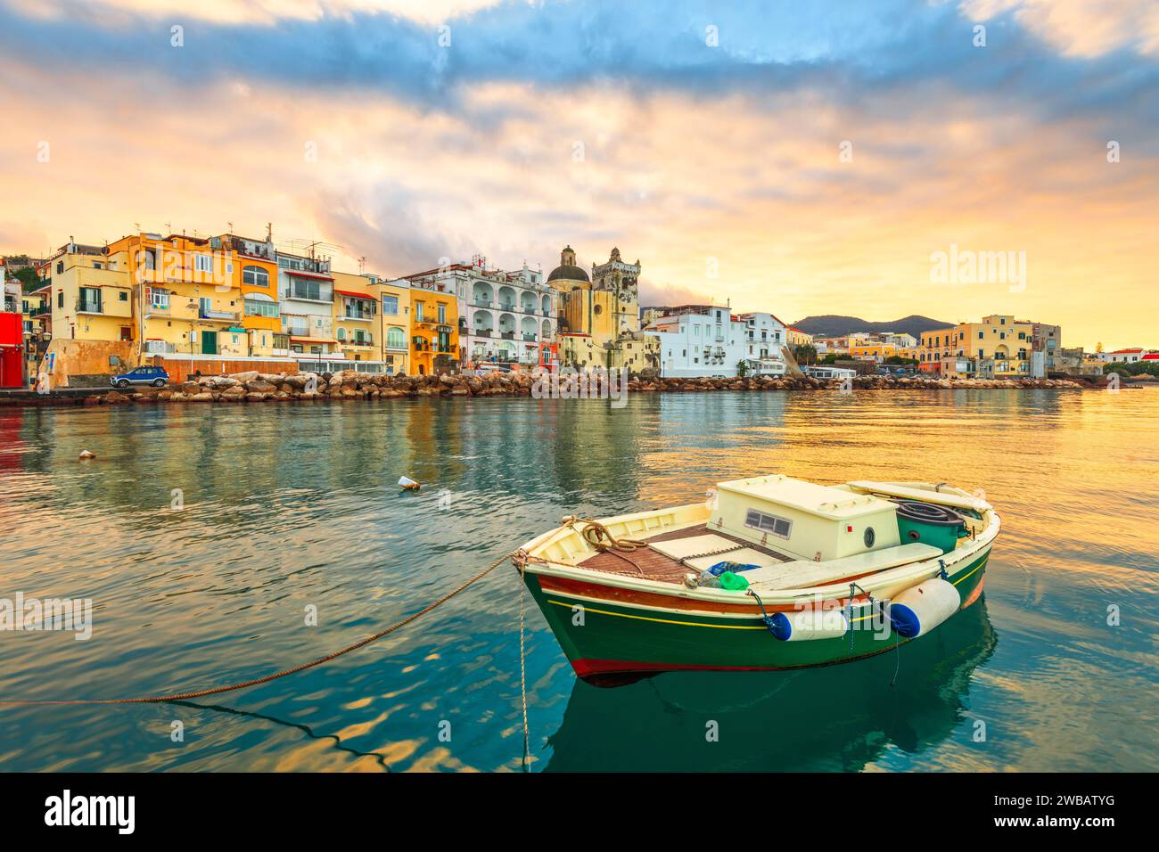 Ischia Island, Naples, Italie sur la côte méditerranéenne au coucher du soleil. Banque D'Images
