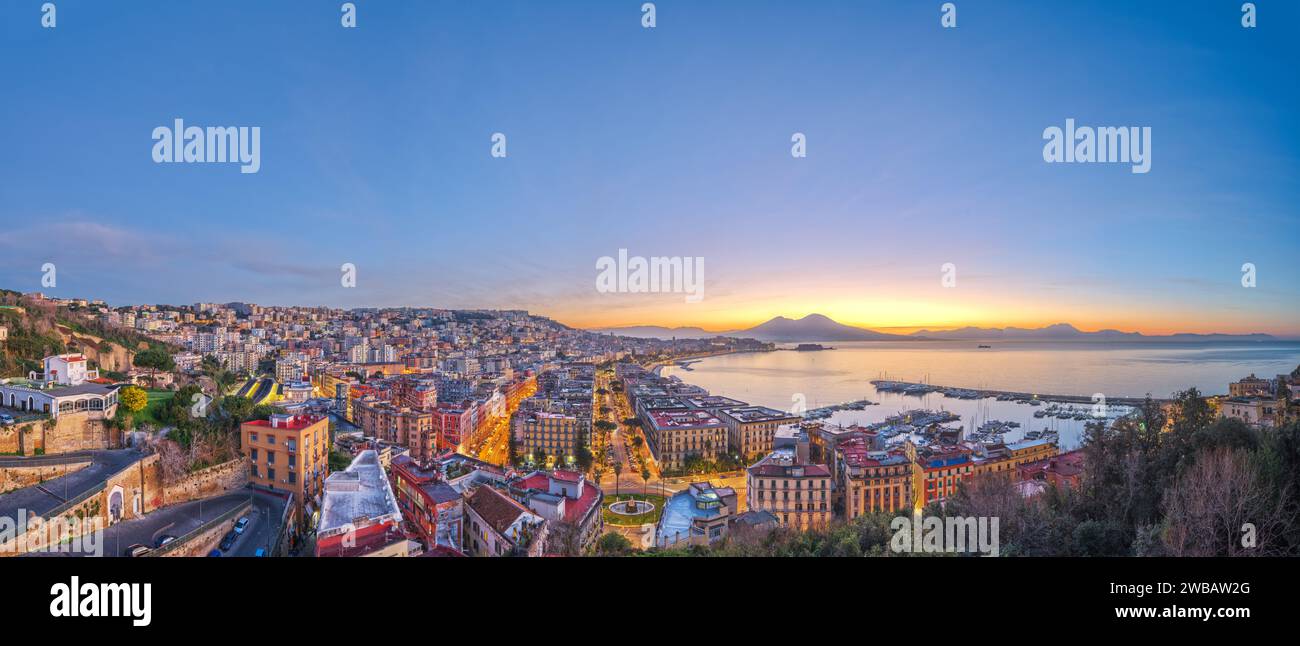 Naples, Italie vue aérienne sur la baie avec le mont Vésuve à l'aube. Banque D'Images