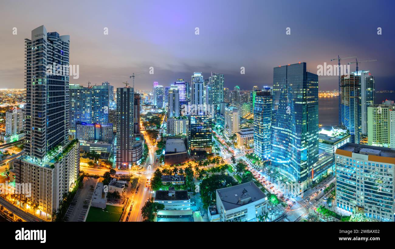 Miami, Floride, USA paysage urbain du centre-ville la nuit. Banque D'Images