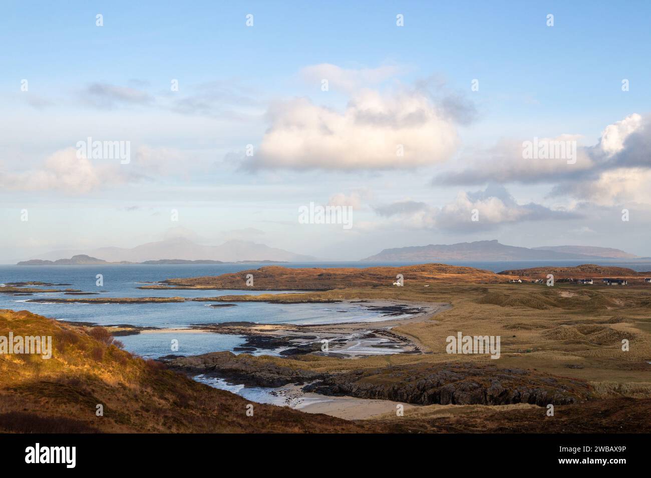 Baie de Sanna à Ardnamurchan sur la côte ouest de l'Écosse avec l'île de Rum, Muck et l'île d'Eigg en arrière-plan. Banque D'Images