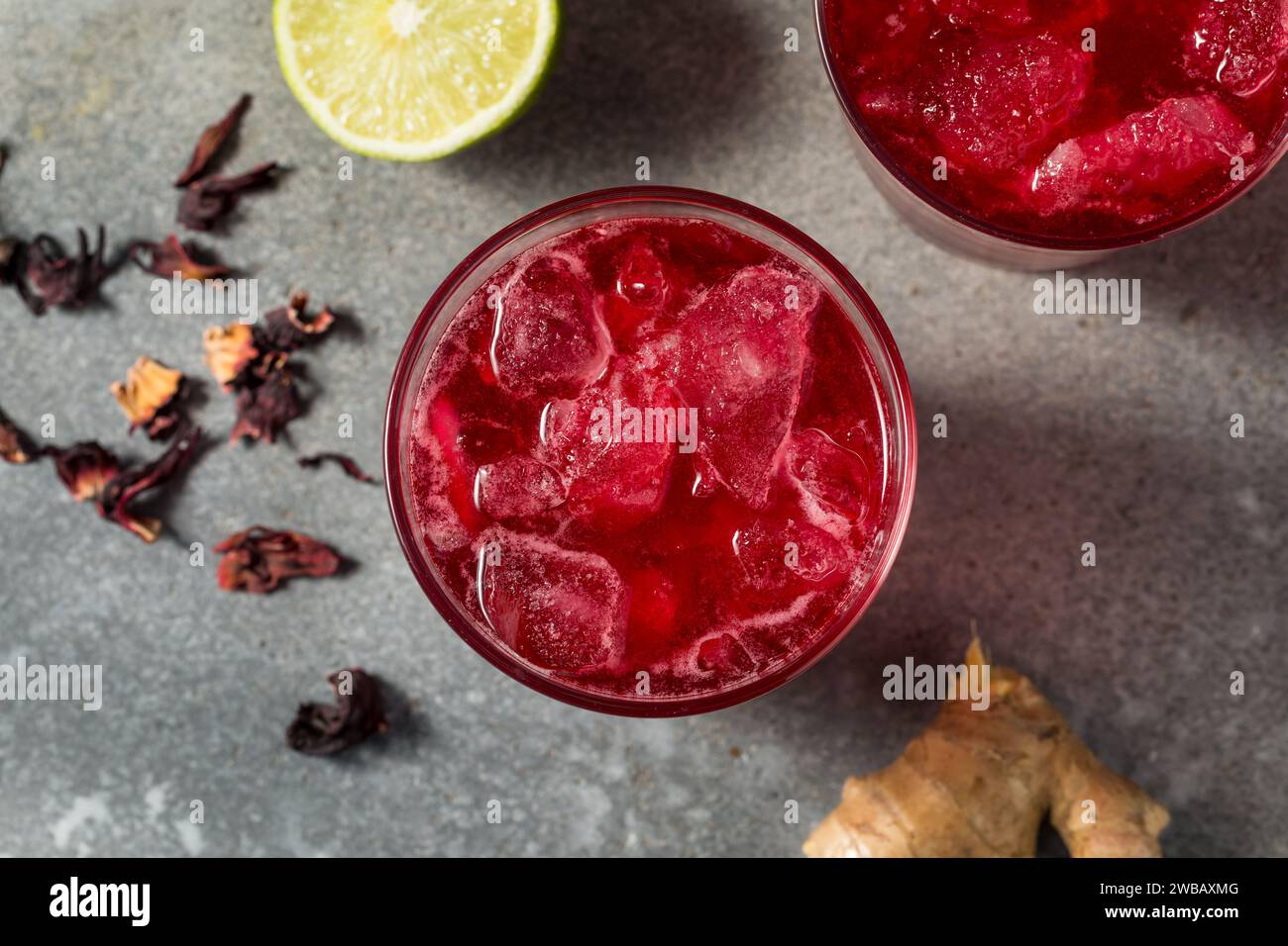 Cocktail d'Hibiscus Sorrel jamaïcain froid boozy avec rhum et glace Banque D'Images