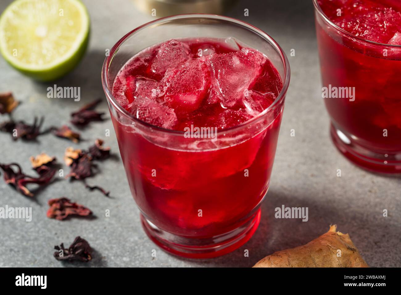 Cocktail d'Hibiscus Sorrel jamaïcain froid boozy avec rhum et glace Banque D'Images