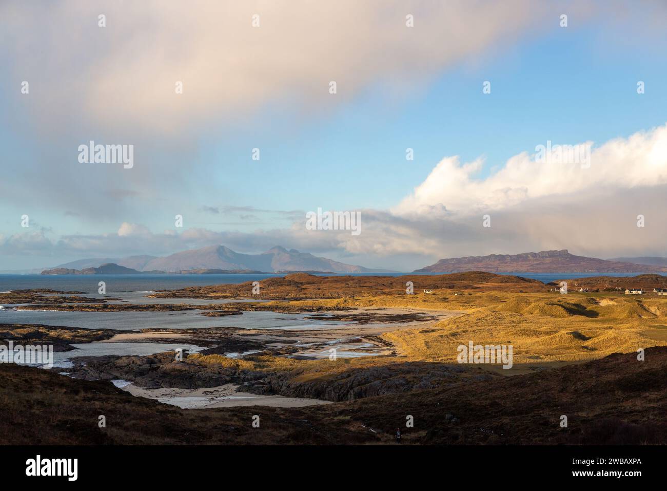 Baie de Sanna à Ardnamurchan sur la côte ouest de l'Écosse avec l'île de Rum et l'île d'Eigg en arrière-plan. Banque D'Images