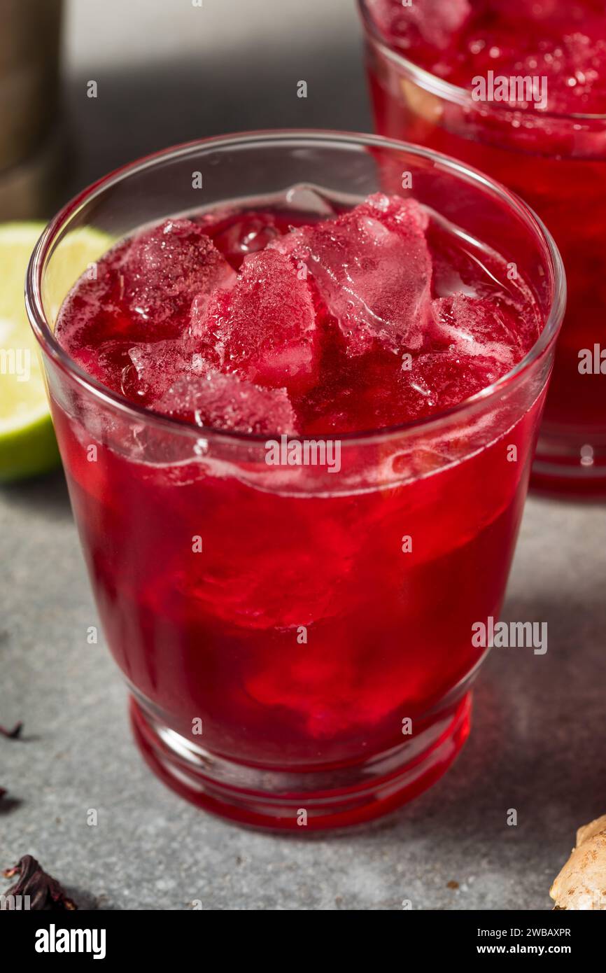 Cocktail d'Hibiscus Sorrel jamaïcain froid boozy avec rhum et glace Banque D'Images