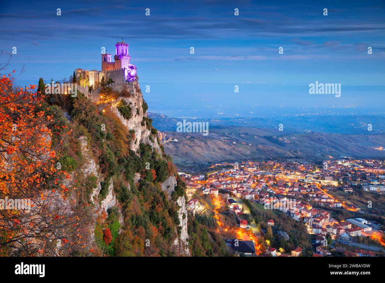 Saint-Marin, République de Saint-Marin, Italie. Image de paysage aérien de Saint-Marin, Italie au beau lever du soleil d'automne. Banque D'Images