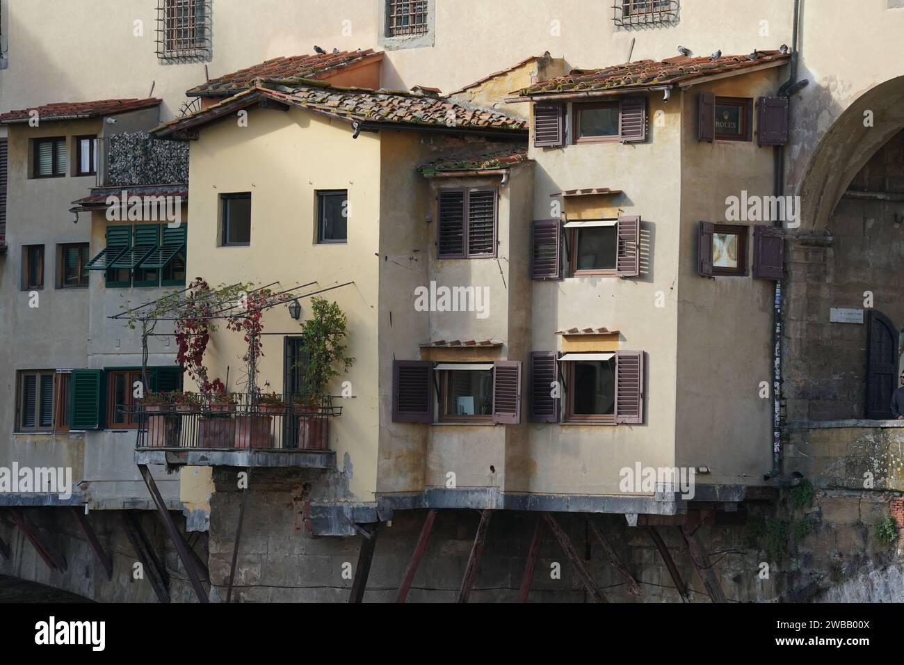 Pont Ponte Vecchio avec boutiques et bâtiments sur le pont à Florence Italie Banque D'Images