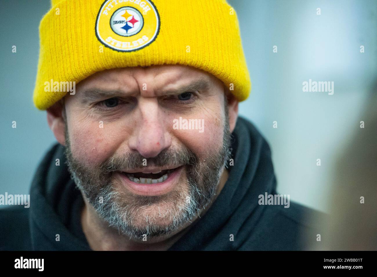 Le sénateur américain John Fetterman (démocrate de Pennsylvanie) s'entretient avec des journalistes dans le métro du Sénat lors d'un vote au Capitole des États-Unis à Washington, DC, mardi 9 janvier 2024. Crédit : Rod Lamkey/CNP/MediaPunch Banque D'Images