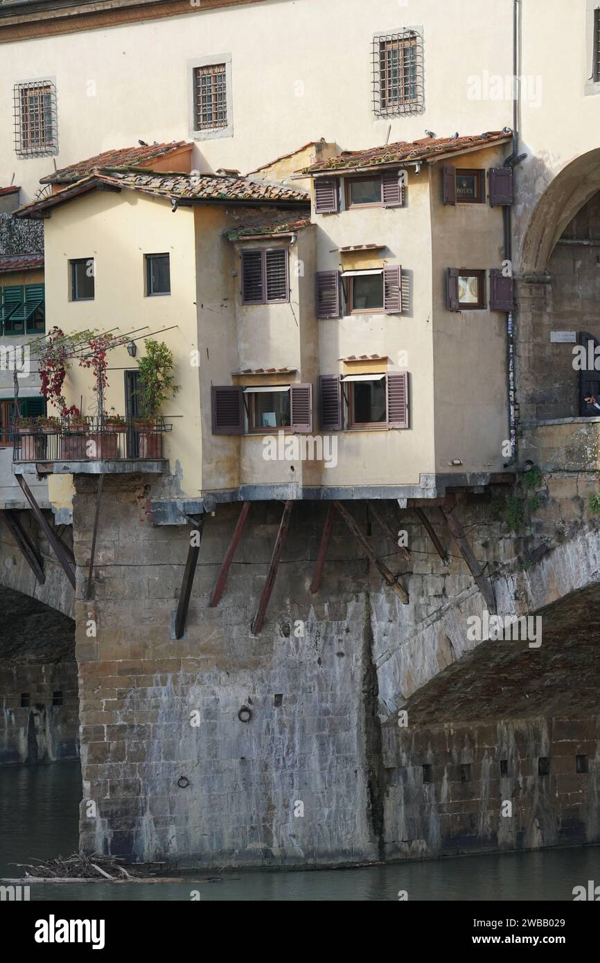 Pont Ponte Vecchio avec boutiques et bâtiments sur le pont à Florence Italie Banque D'Images