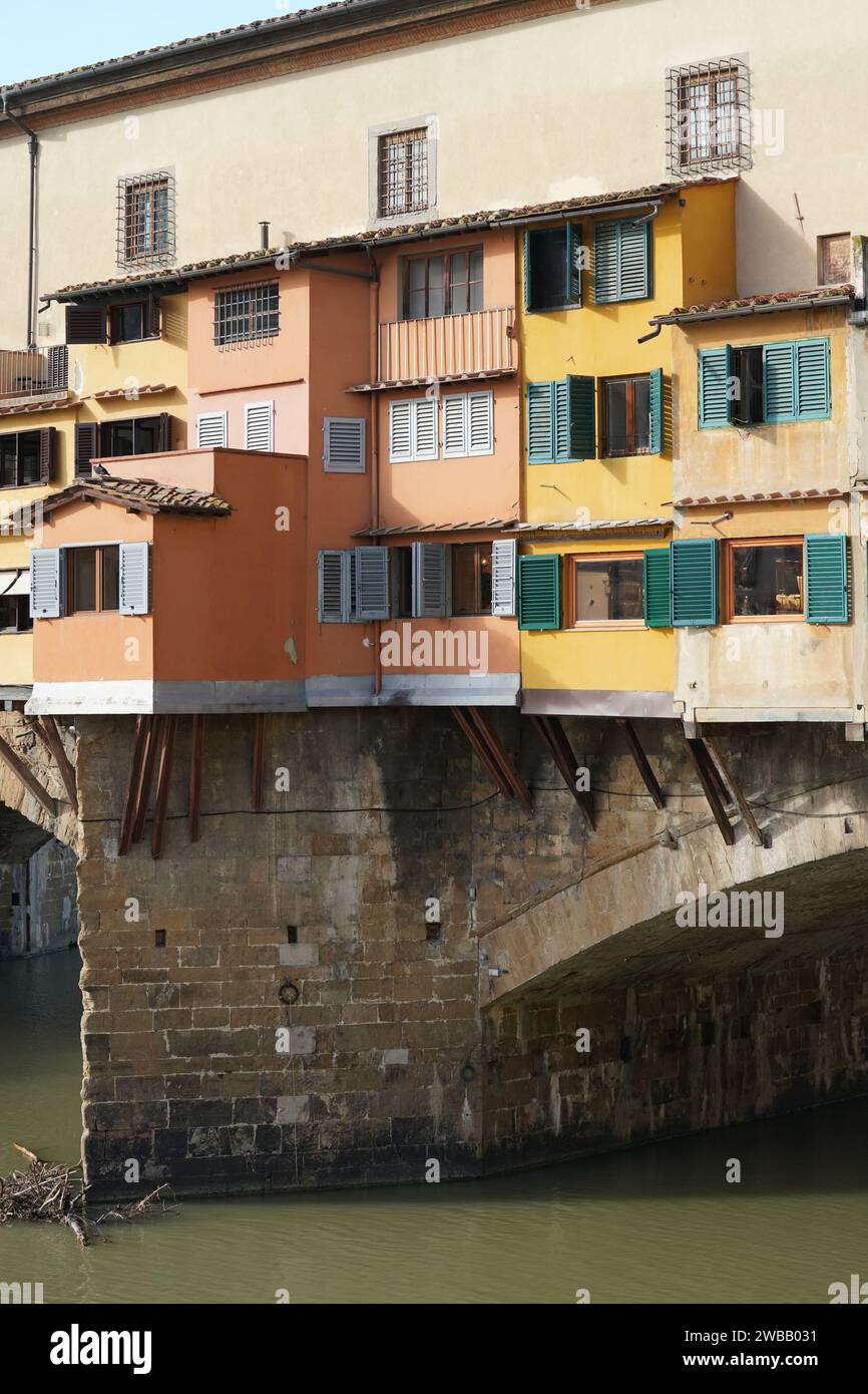 Pont Ponte Vecchio avec boutiques et bâtiments sur le pont à Florence Italie Banque D'Images