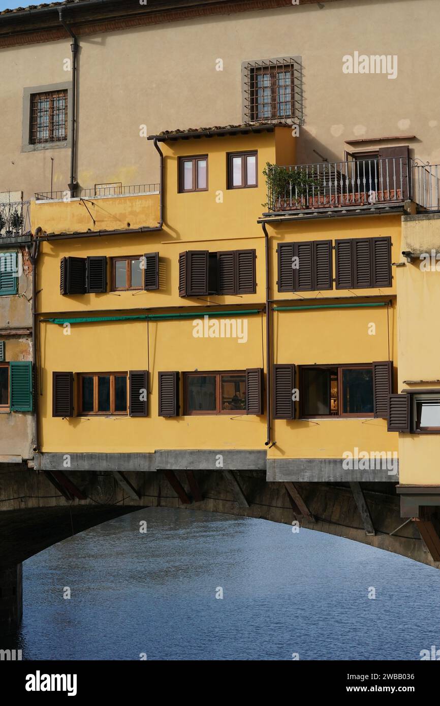 Pont Ponte Vecchio avec boutiques et bâtiments sur le pont à Florence Italie Banque D'Images