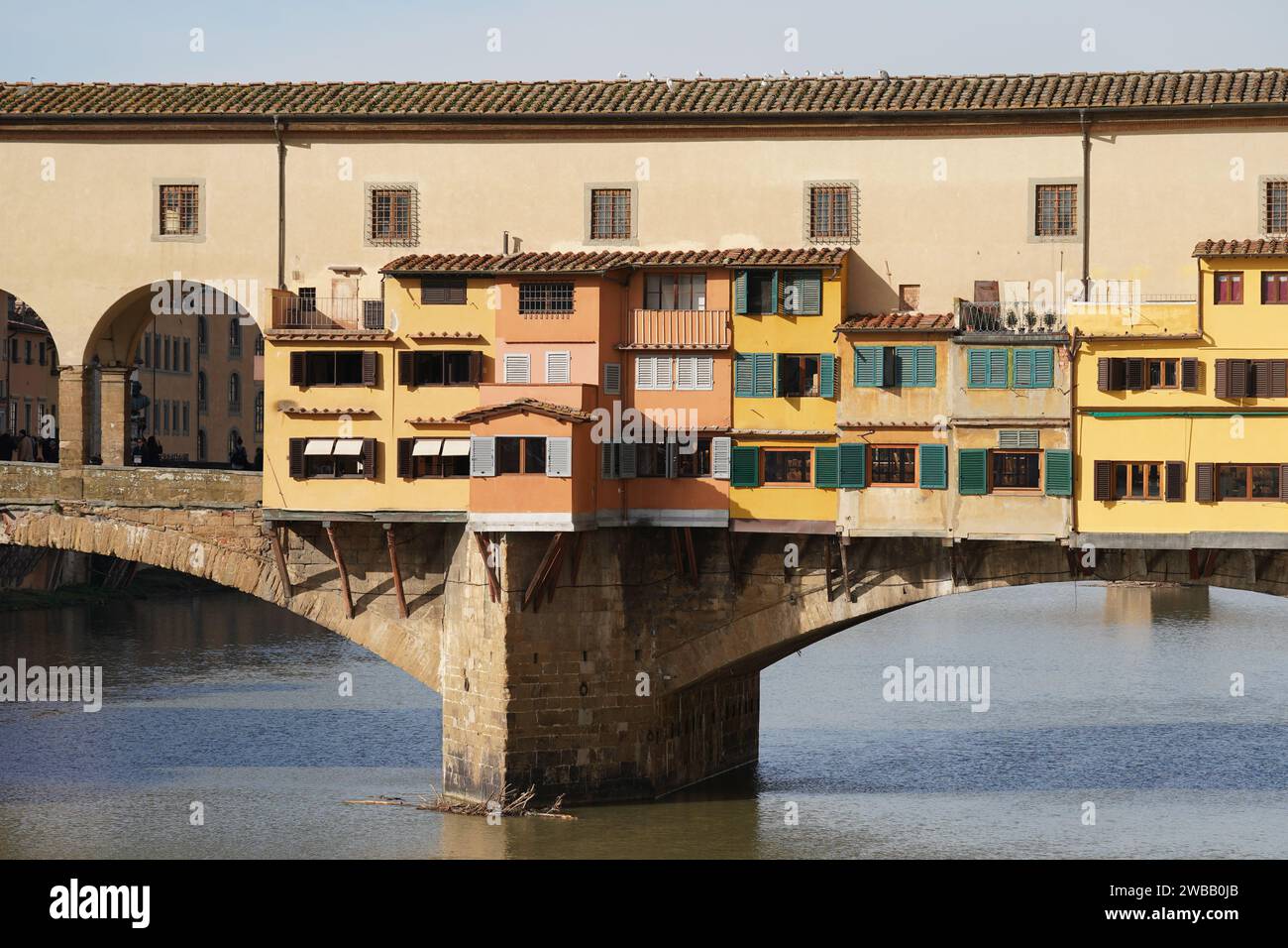 Pont Ponte Vecchio avec boutiques et bâtiments sur le pont à Florence Italie Banque D'Images