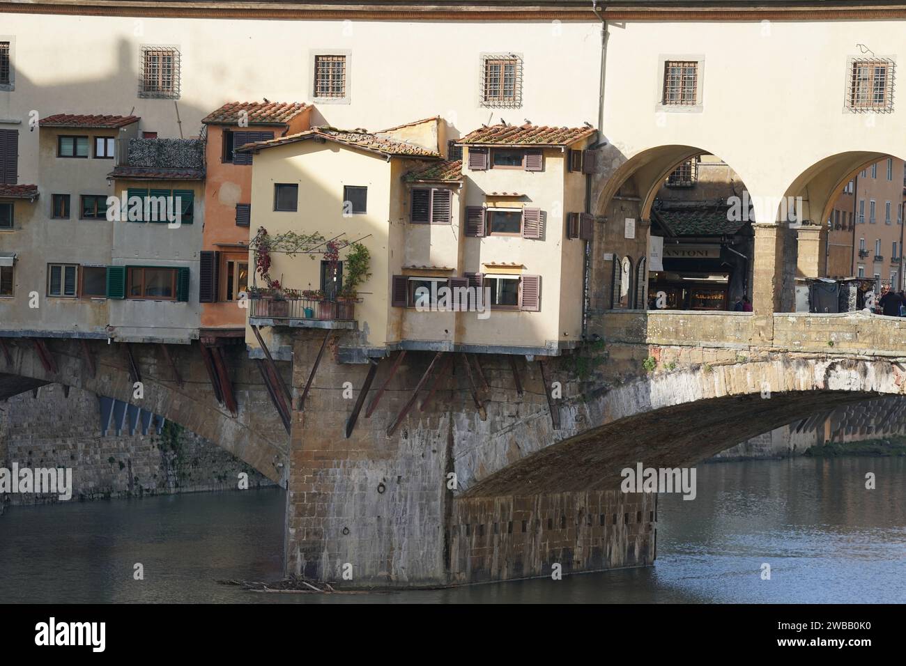 Pont Ponte Vecchio avec boutiques et bâtiments sur le pont à Florence Italie Banque D'Images