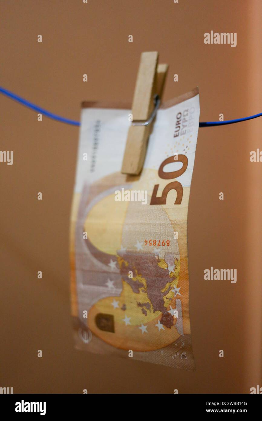 Noreña, Espagne, 9 janvier 2024 : un billet de 50 euros détenu par une pince pour 65% des Espagnols ont utilisé de l'argent quotidiennement en 2023 et pour 60% c'est leur moyen de paiement habituel, le 9 janvier 2024, à Noreña, Espagne. Crédit : Alberto Brevers / Alamy Live News. Banque D'Images